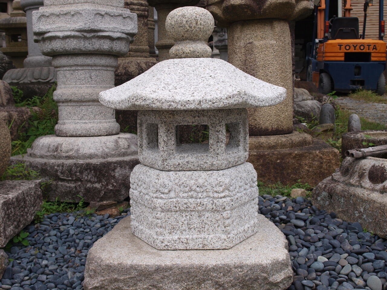 【昔の石灯篭宝珠・天然石・オブジェ・関守石・オーナメント】庭石・置物・石材 昔の石灯篭宝珠・天然石・オブジェ・関守石・オーナメント】庭石