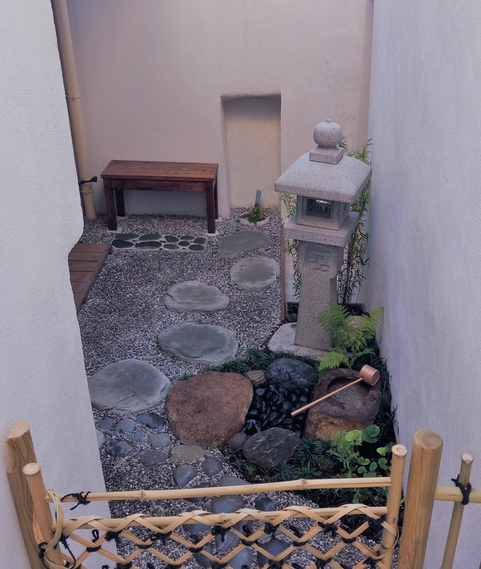 織部燈籠と蹲の茶庭（露地）｜フランス (7)