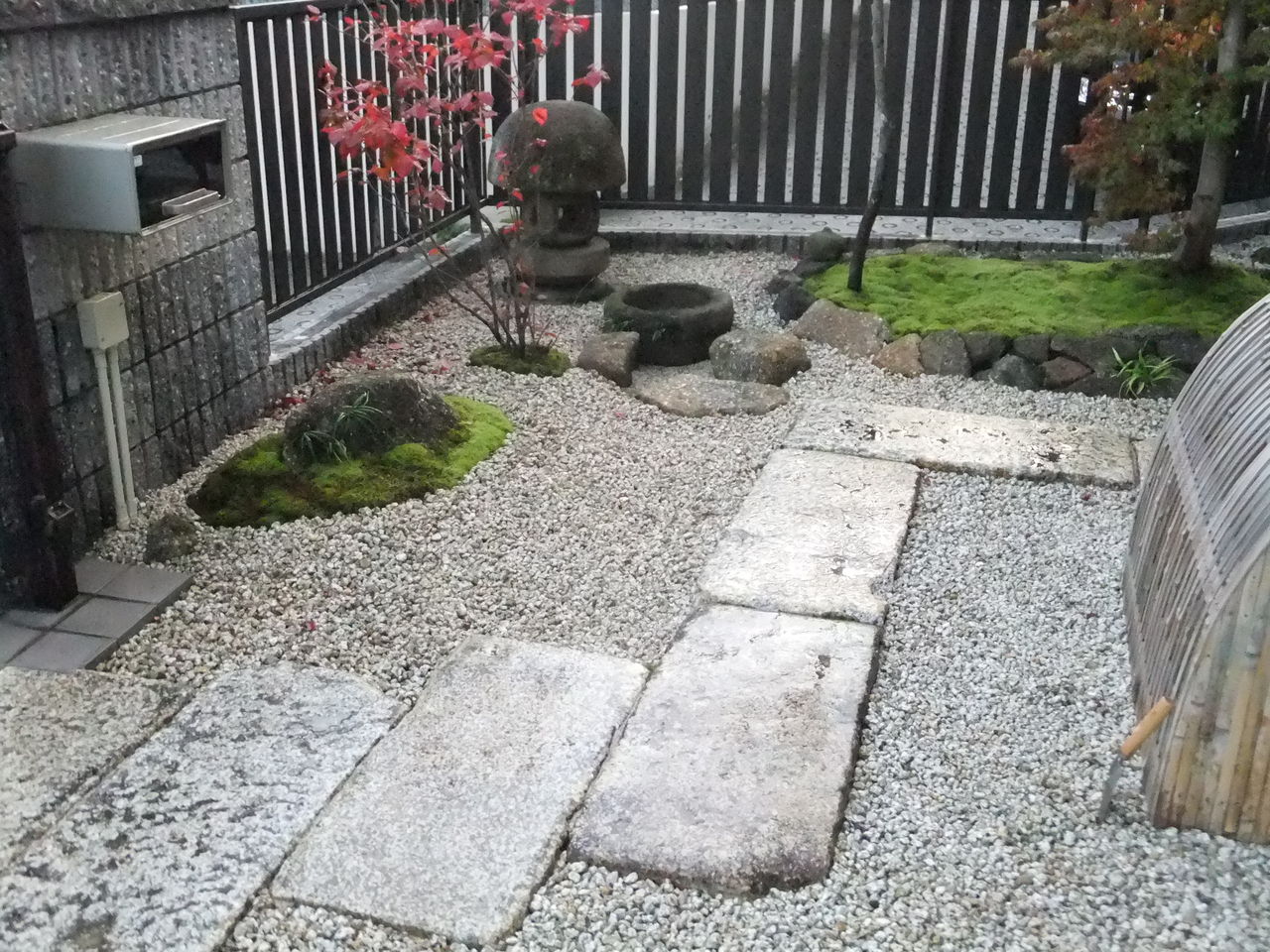 【石貼り・石張り】古材の板石を使った和風の通路 : 岡崎市 老舗石屋㈱杉田石材店のブログ|石灯篭(とうろう)庭園・神社用など石製品の製造販売