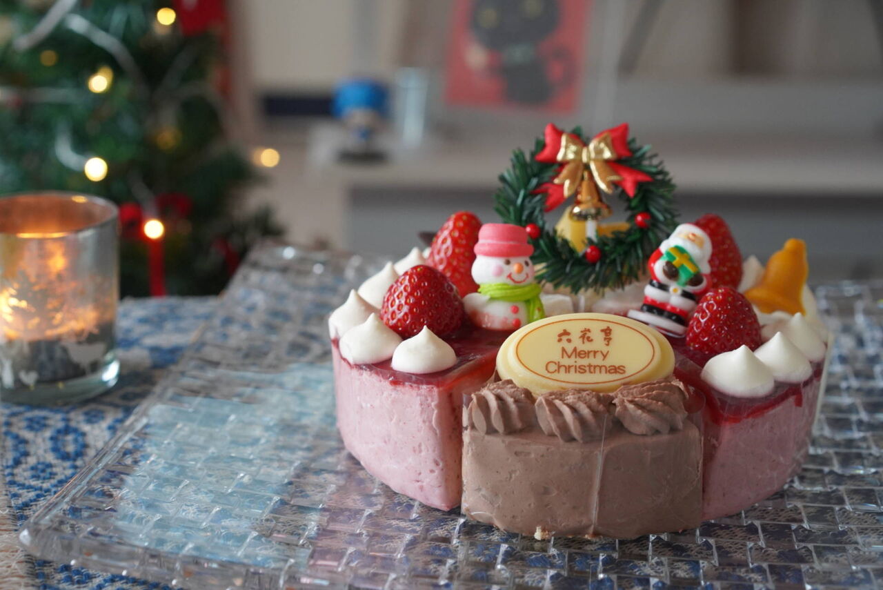 六花亭のクリスマスケーキ食べる飼い主とひっくり返ってる愛猫と 子猫その174 猫1607 ねことアパートと1人暮らし とらやんとおらと 六花亭のクリスマスケーキ食べる飼い主とひっくり返ってる愛猫と 子猫その174 猫1607 ねことアパートと1人暮らし とらやんとおらと