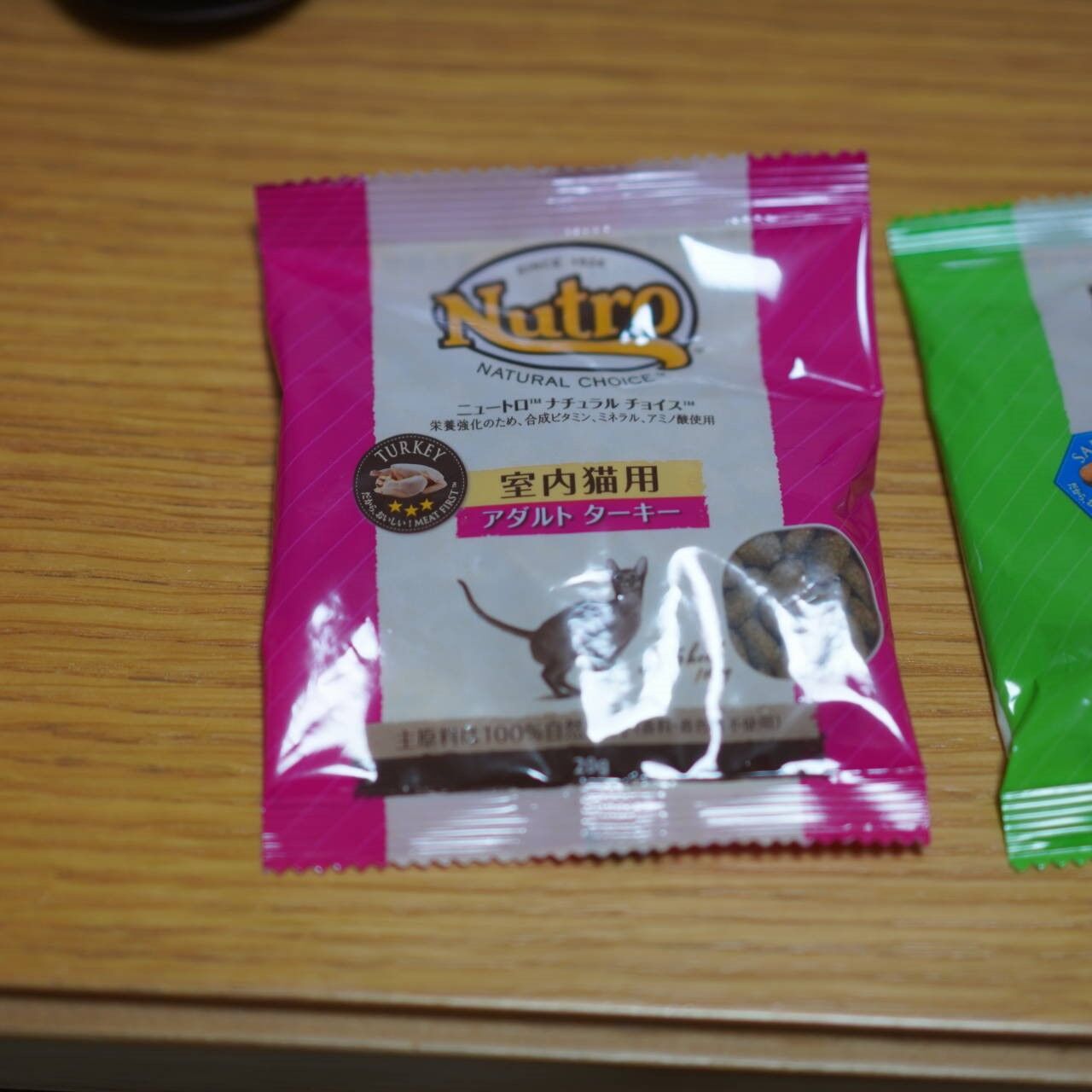 猫1236 ライブ配信を見る飼い主と試供品のご飯でテンションあがる愛猫と ねことアパートと1人暮らし とらやんとおらと