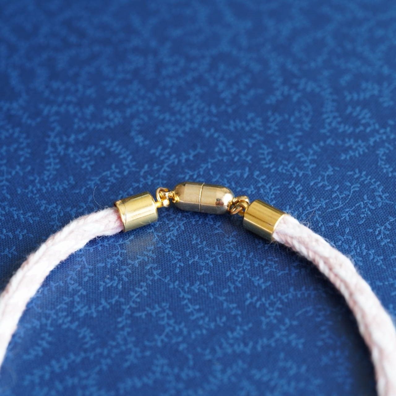 猫852 組紐で猫の首輪を作った結果その1 マグネットが重くって ねことアパートと1人暮らし とらやんとおらと