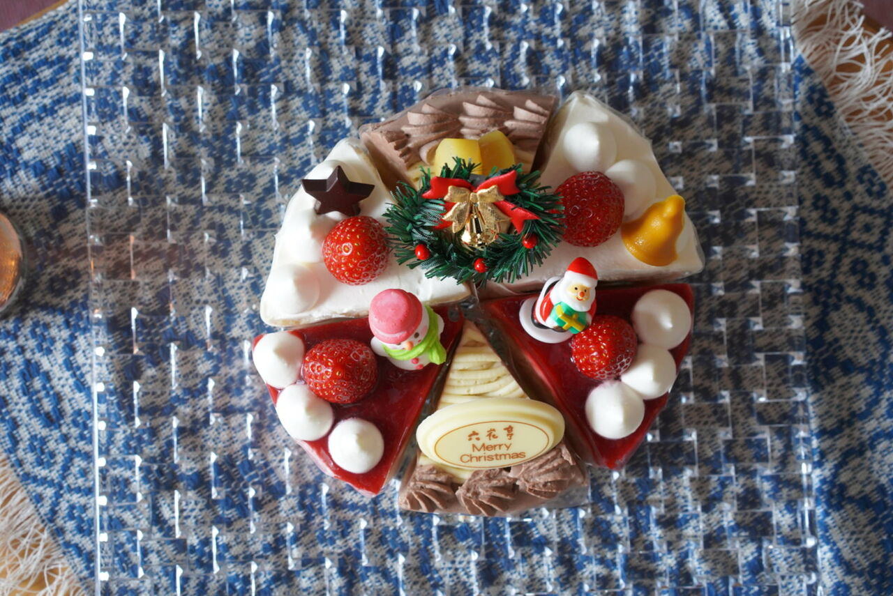 六花亭のクリスマスケーキ食べる飼い主とひっくり返ってる愛猫と 子猫その174 猫1607 ねことアパートと1人暮らし とらやんとおらと