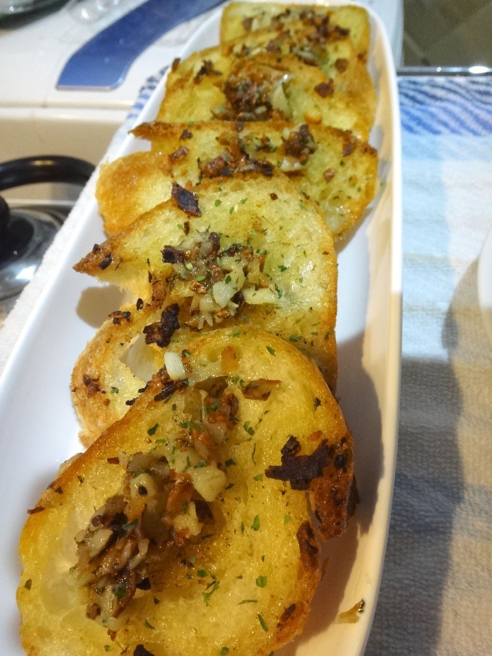 ワインによく合う簡単 ガーリックトースト 二人暮しのおつまみ日記