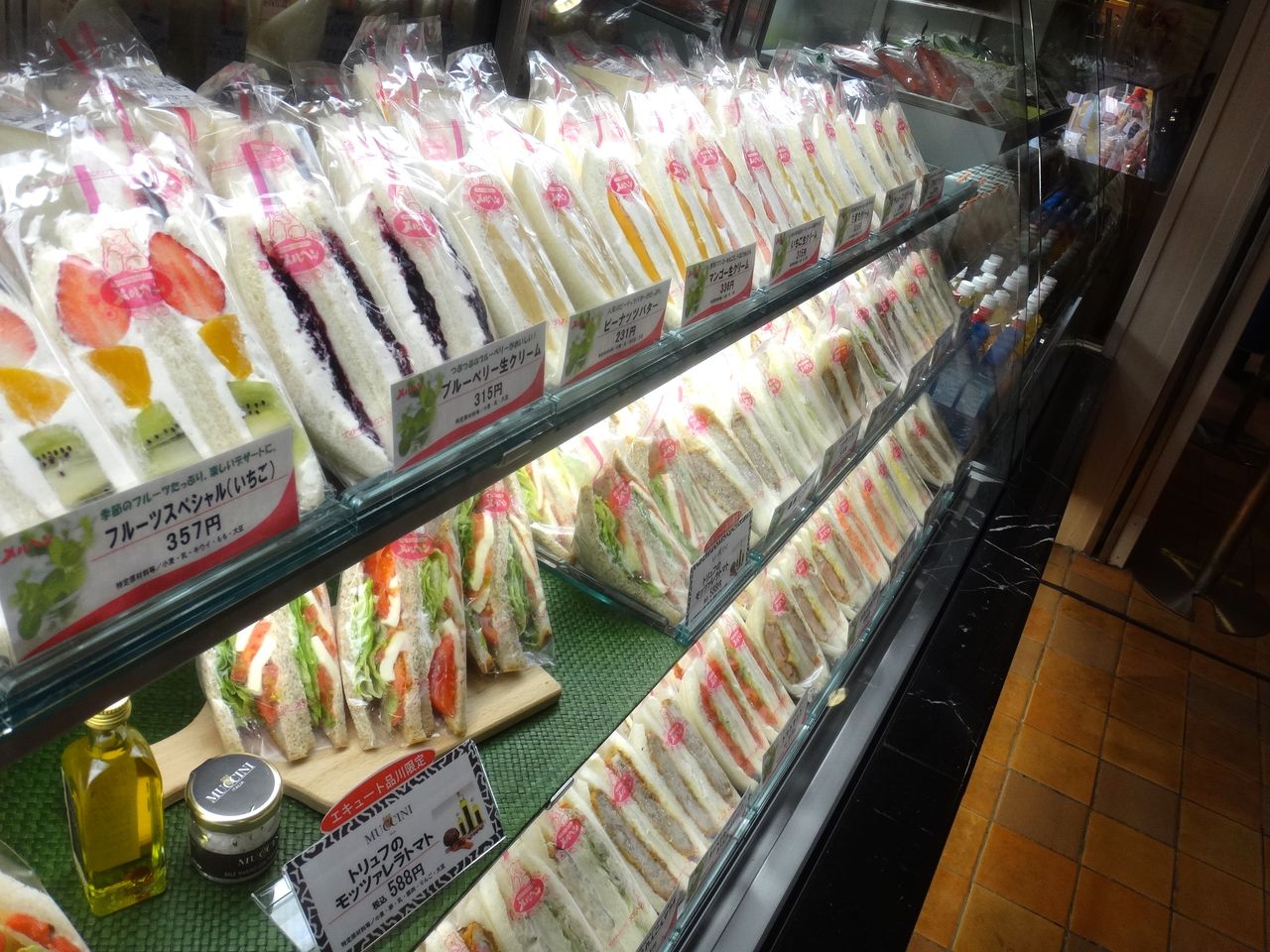 東京から一番近い漁港三崎港へふらり散歩 メルヘンでラムレーズン生クリームサンドは期待を裏切らない 二人暮しのおつまみ日記 東京から一番近い漁港三崎港へふらり散歩 メルヘンでラムレーズン生クリームサンドは期待を裏切らない 二人暮しのおつまみ日記