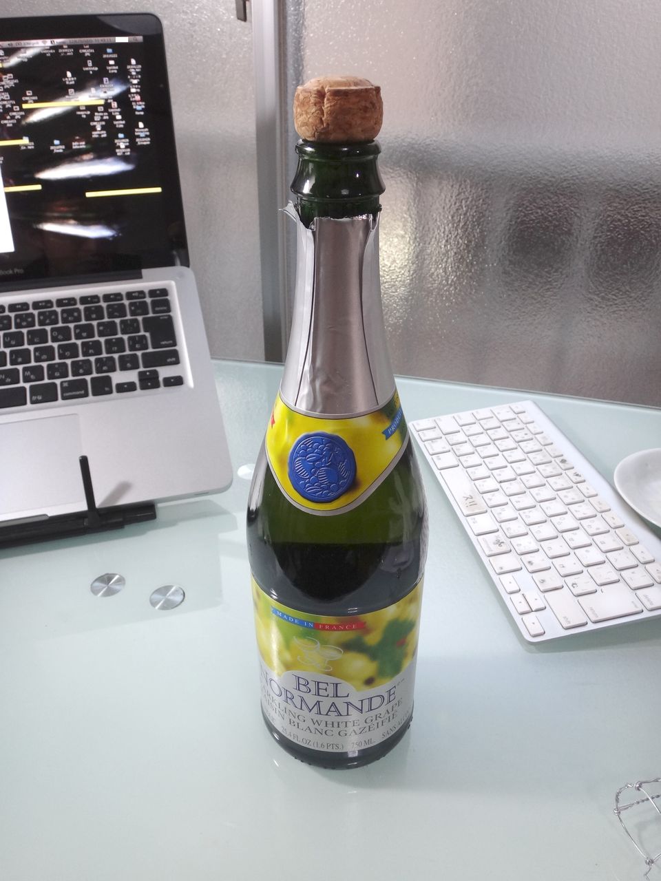 ベル ノルマンド スパークリング。フランス産のワイン似のジュース 
