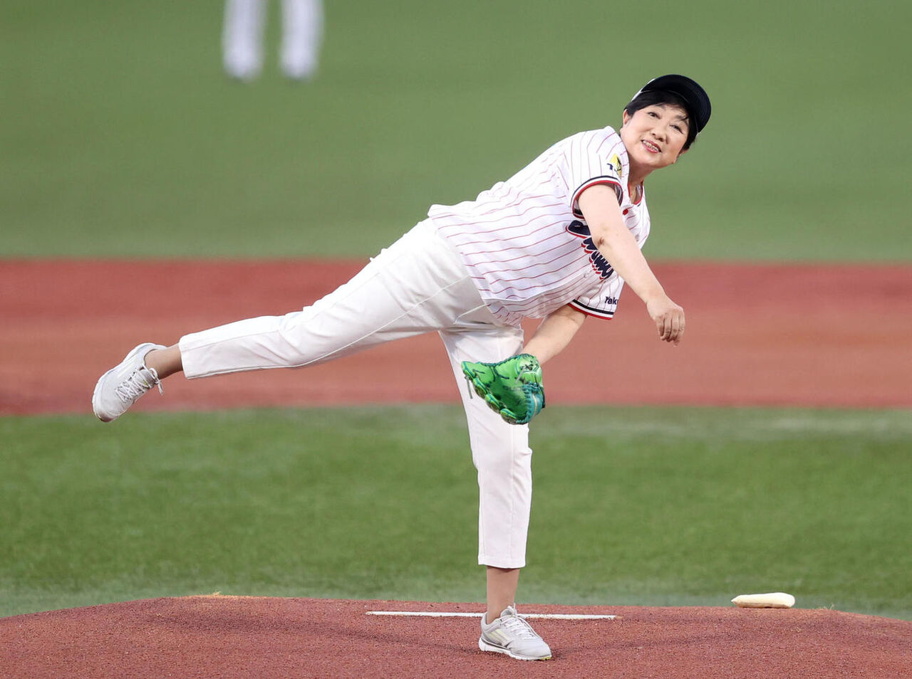 小池百合子都知事、神宮球場でのプロ野球始球式後に体調不良を訴え車いすで球場を去る　膝関節の剥離骨折で全治2か月と判明