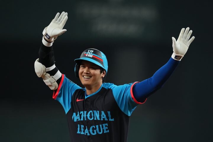 大谷翔平、真美子夫人&デコピンとの家族写真を公開！感謝の言葉と共に幸せそうな笑顔