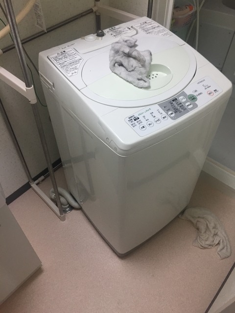 洗濯機の排水ホース水漏れ　京都府京田辺市　-床水漏れ-