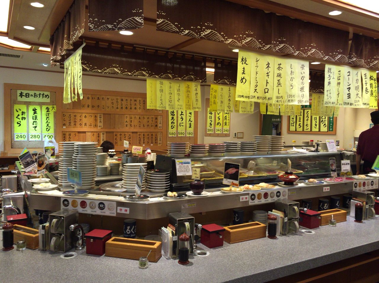 くるくる寿司 札幌駅 根室花まるの対抗馬 おいしく回転寿司をいただく かなちゅうごはん