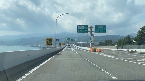 07C6F958-2070-4474-BFB6-A55E8DEA7255