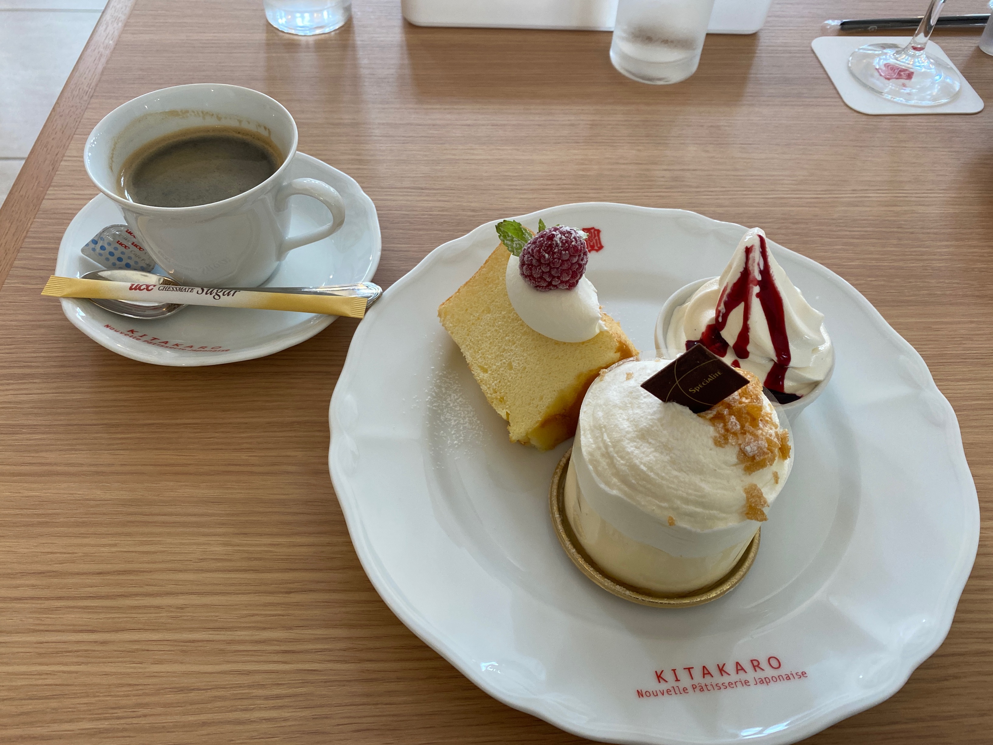 北菓楼札幌本館 おしゃれな店内でソフトクリーム付きケーキセットをいただきました かなちゅうごはん