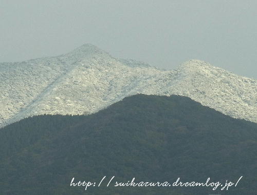雪の山