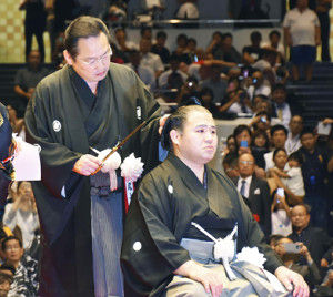 【相撲】稀勢の里　涙の断髪式でファンに感謝「あの歓声を最後にもらえるとは」