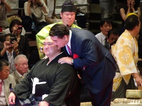 【大相撲】日馬富士が稀勢の里にキス、ネットでは怪しい噂が蔓延・・・・