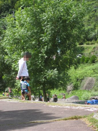 棚田親水公園で水遊び まゆげ男子 棚田親水公園で水遊び まゆげ男子