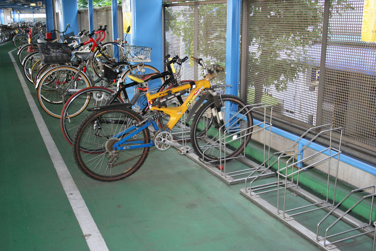 Bicycle_pool_with_rack
