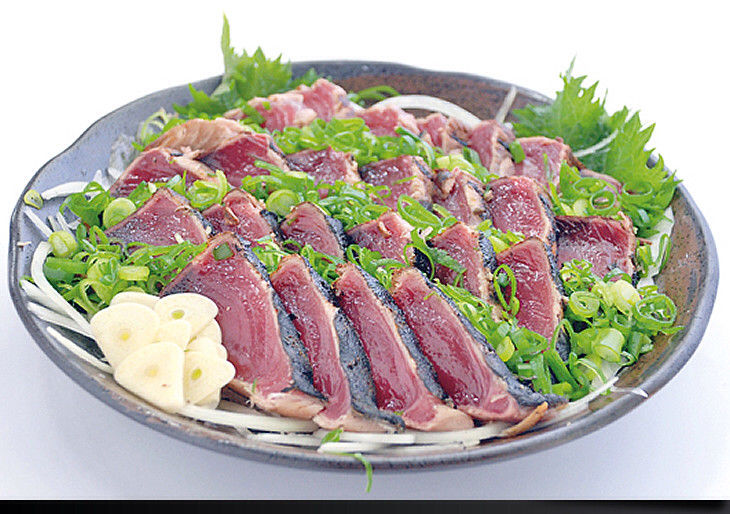 カツオのたたき ニンニク醤油で食うと旨過ぎやろ 助六ニュース カツオのたたき ニンニク醤油で食うと旨過ぎやろ 助六ニュース