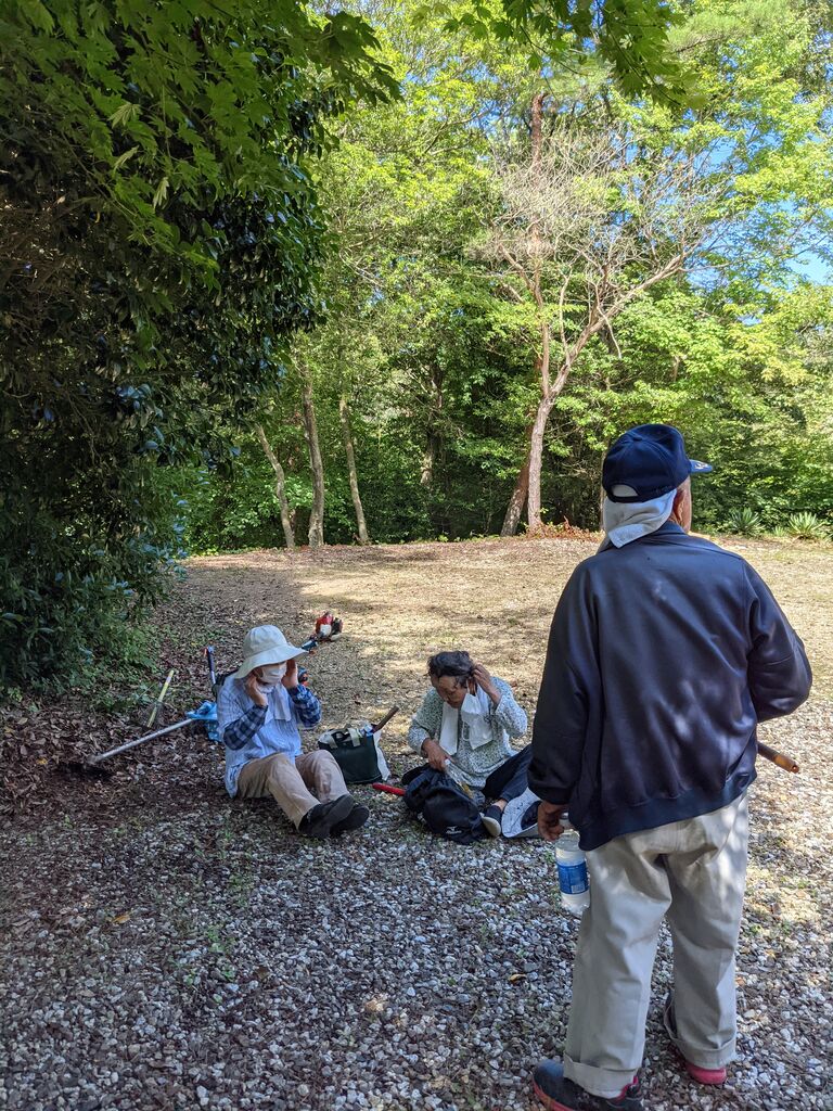 7 31 軍人墓地忠魂碑掃除 長寿 スケサのエッサッサ議会と活動報告