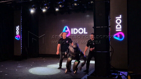 【悲報画像】ロシア初の「AIヒト型ロボット」がお披露目会で衝撃的にズッこけてしまうwwww