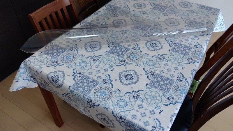 なぜ安い定食屋のテーブルは決まってベタベタの分厚い透明ビニールみたいのかけてるのか