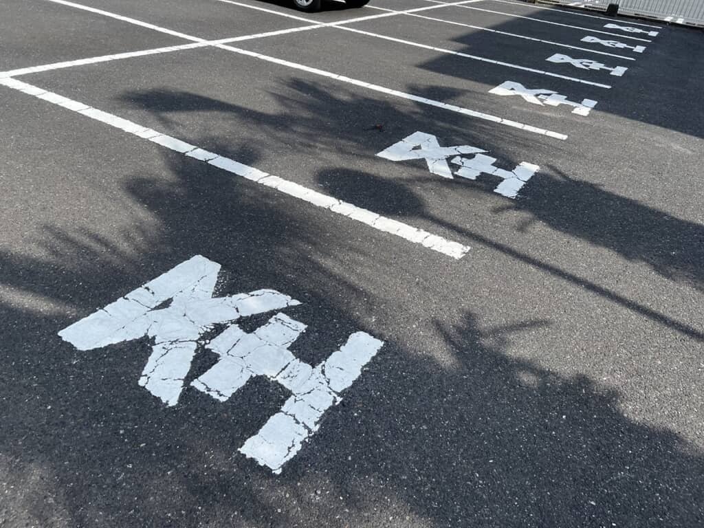 「怖…なにこれ…」駐車場に書かれた“謎の文字”…一部地域でしか見られない“意外なもの”