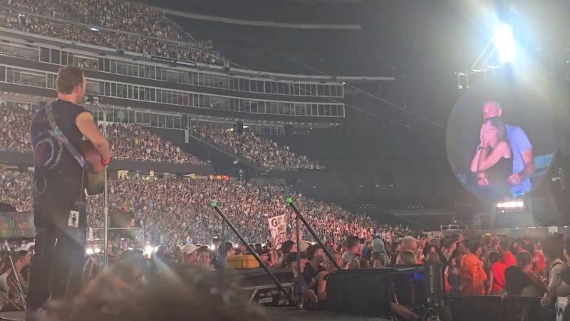 【狼狽悲報】人気バンドのライブ中、大企業CEOの“不倫”が大スクリーンに映し出されてラブラブからヤバヤバの事態に！