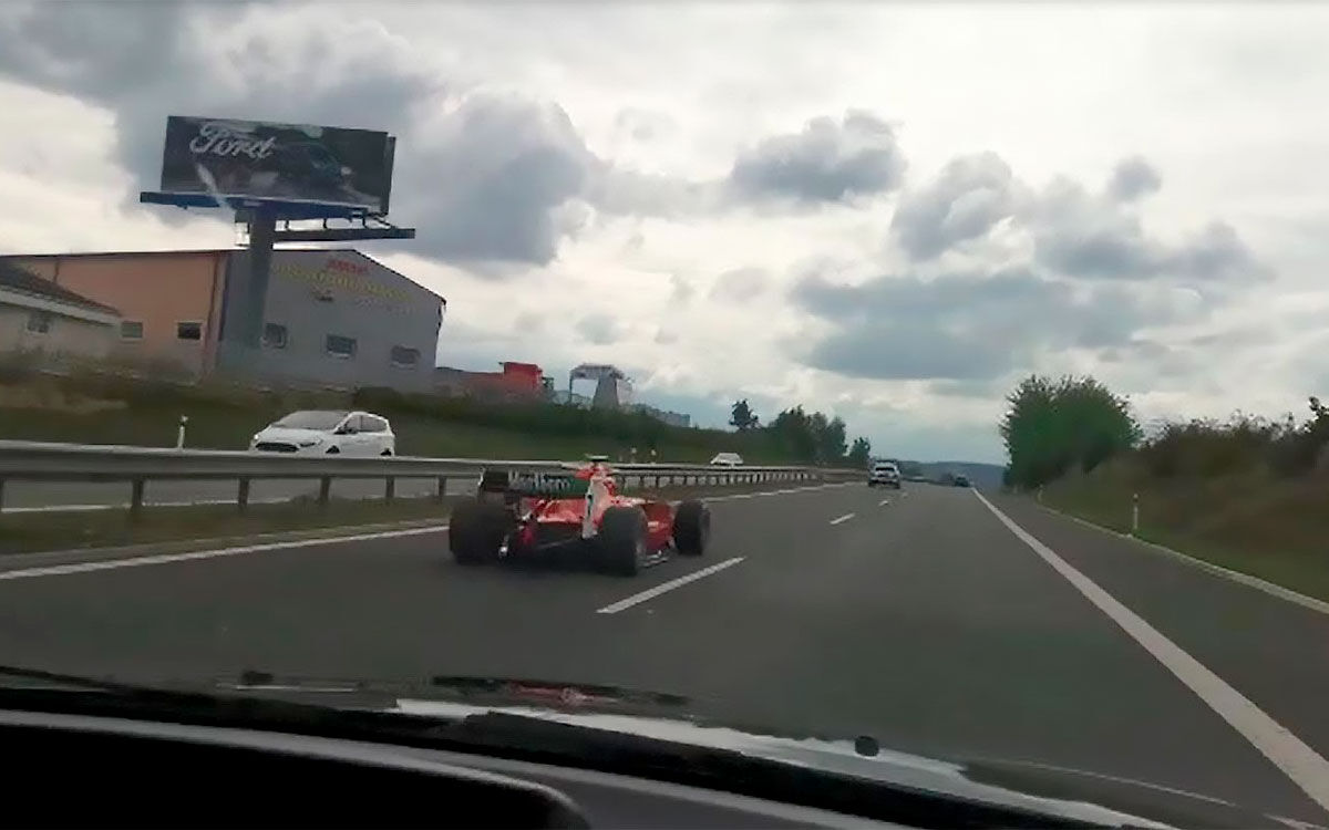 【動画】チェコで高速道路を疾走する謎のフォーミュラカー     SNSで拡散され警察が捜査開始wwwwwww