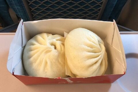 新幹線で豚まんを食べるのはNG？有名実業家、隣の客に注意されブチッ「は？何言ってるの？」