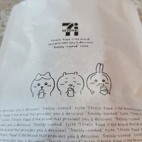 セブン-イレブン×ちいかわ、ホットスナック袋の“凝ったデザイン”に反響　「うわ！細かい」「早く買いに行かねばッ！」