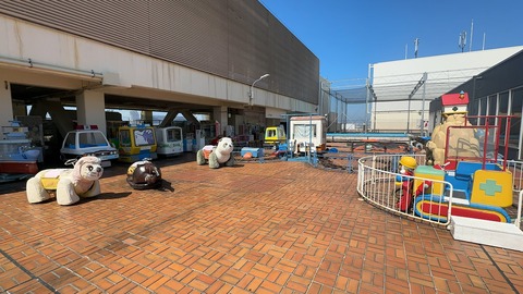 想い出はある？【デパート】昭和に愛された「屋上遊園地」はなぜ消えた？　少子化だけではない理由