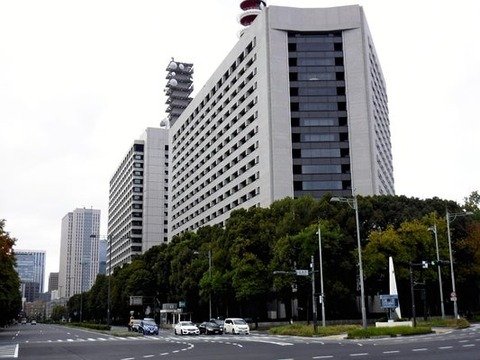 【なんで懲戒免職じゃないの？】国税職員を停職　電車内で寝ていた客のリュックを盗む「窃盗をやらないほうが損」