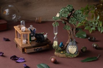 「ジブリがいっぱい どんぐり共和国」コキリが薬を調合する試験管をじっとのぞき込む ジオラマ砂時計が新登場