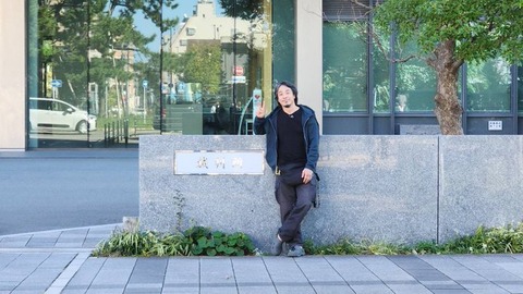 ひろゆきってなんで喋りながら上見たり横見たりしてんの？