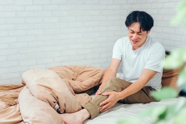 【医師に聞く】夜中に足がつる原因と対処法とは？睡眠中のこむら返りってなぜ起こる？