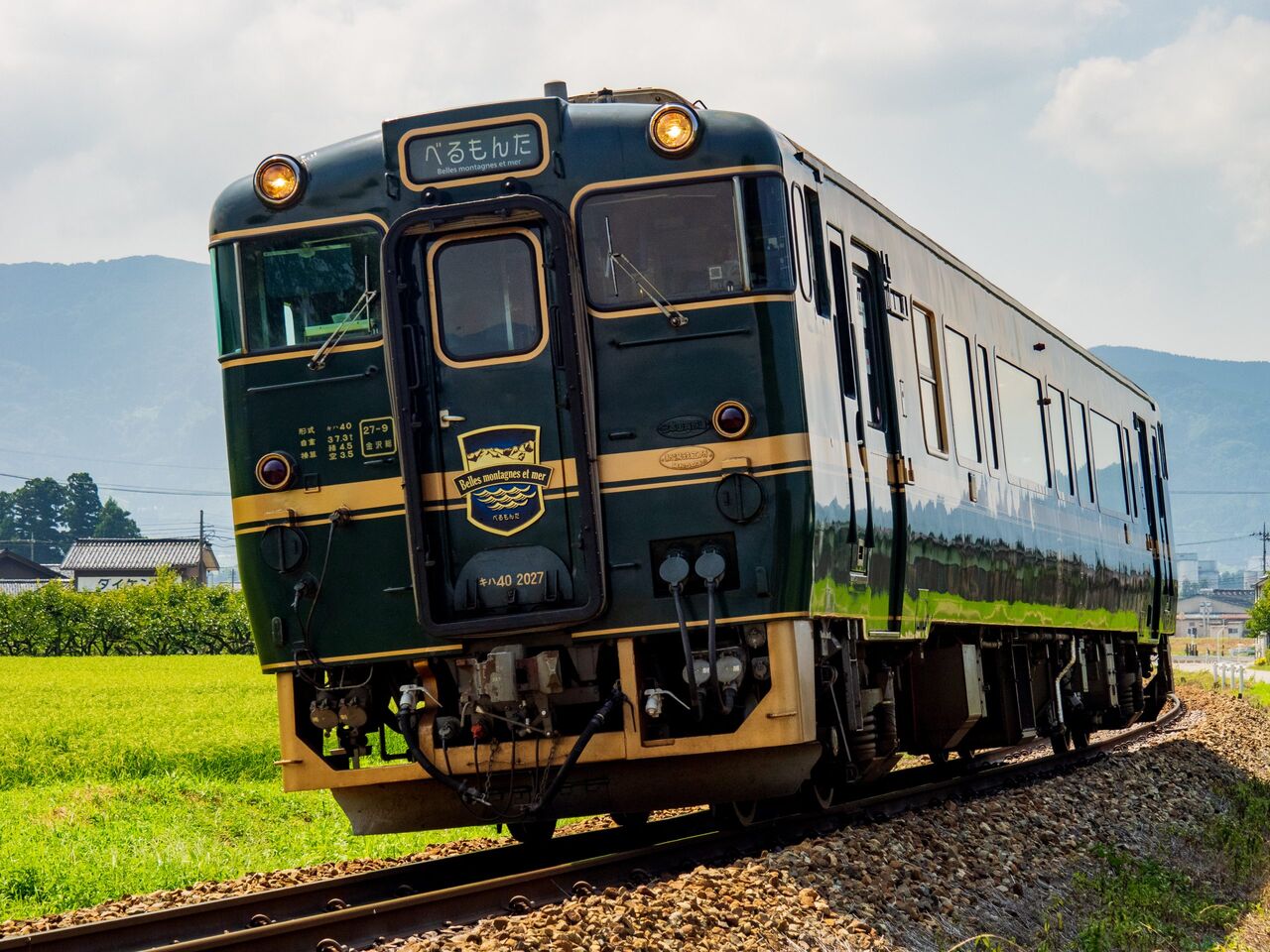 「懐かしの列車ビュッフェ！JR西日本のベル・モンターニュ・エ・メールが豊富なメニューで人気」氷見線・城端線を走る観光列車