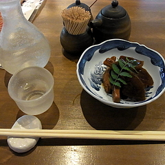 100509特別純米酒「黒帯」、お通し(烏賊と大根の煮物)