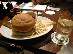 080907ハンバーグプレートとラフロイグソーダ割り@STB139