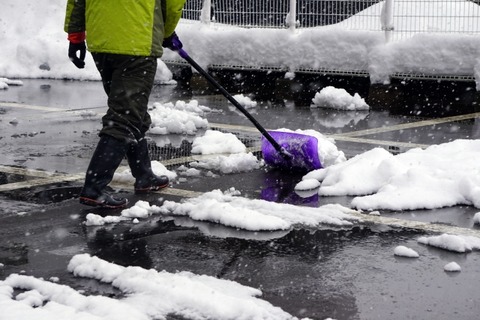 マンション駐車場雪かき中