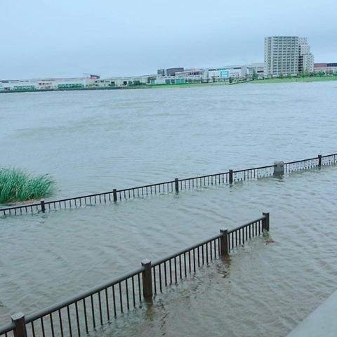 大雨で河川崩壊の写真