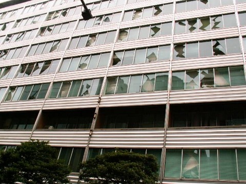 地震の被害を受けたビル