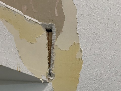 クロスひび割れ激しい