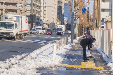 道路の雪かき（マンション前）