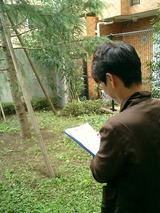 河合さんは黙々とスケッチしています。邪魔できません