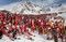 シーズン開幕、サンタに扮したスキーヤーら2000人超集結 スイス