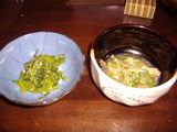 左:もらった春菊のおひたし/右:採ってきた山菜の酢味噌和え