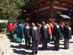 厳かにはじまる神事