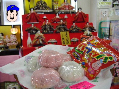 雛飾りの菓子うけに