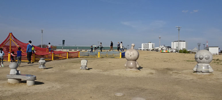 中京競馬場のストーンアートはアンパンマン すな風呂