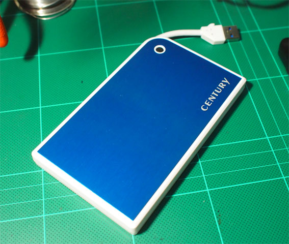 2.5インチHDDのケースの中でも、USB2.0のUSBケーブルが収納